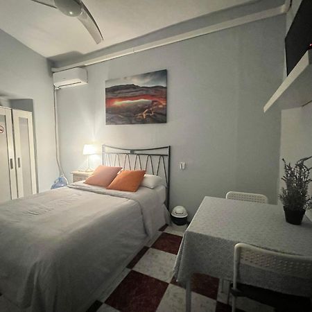 Santa Isabel Low Cost Rooms In Private House Sevilla Exterior foto